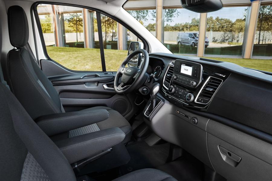 Интерьер Ford Transit Custom PHEV LWB 2018 года  (EU) (фото 4 из 10)